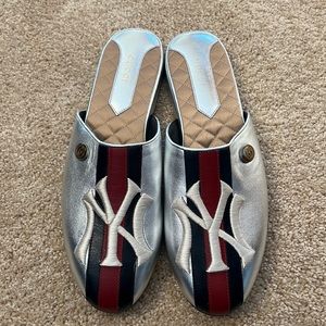 New York Yankees x Gucci Leather Slides
